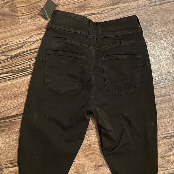 Black skinny jeans with butt lifting effect 🍑 - Picture 2 of 3